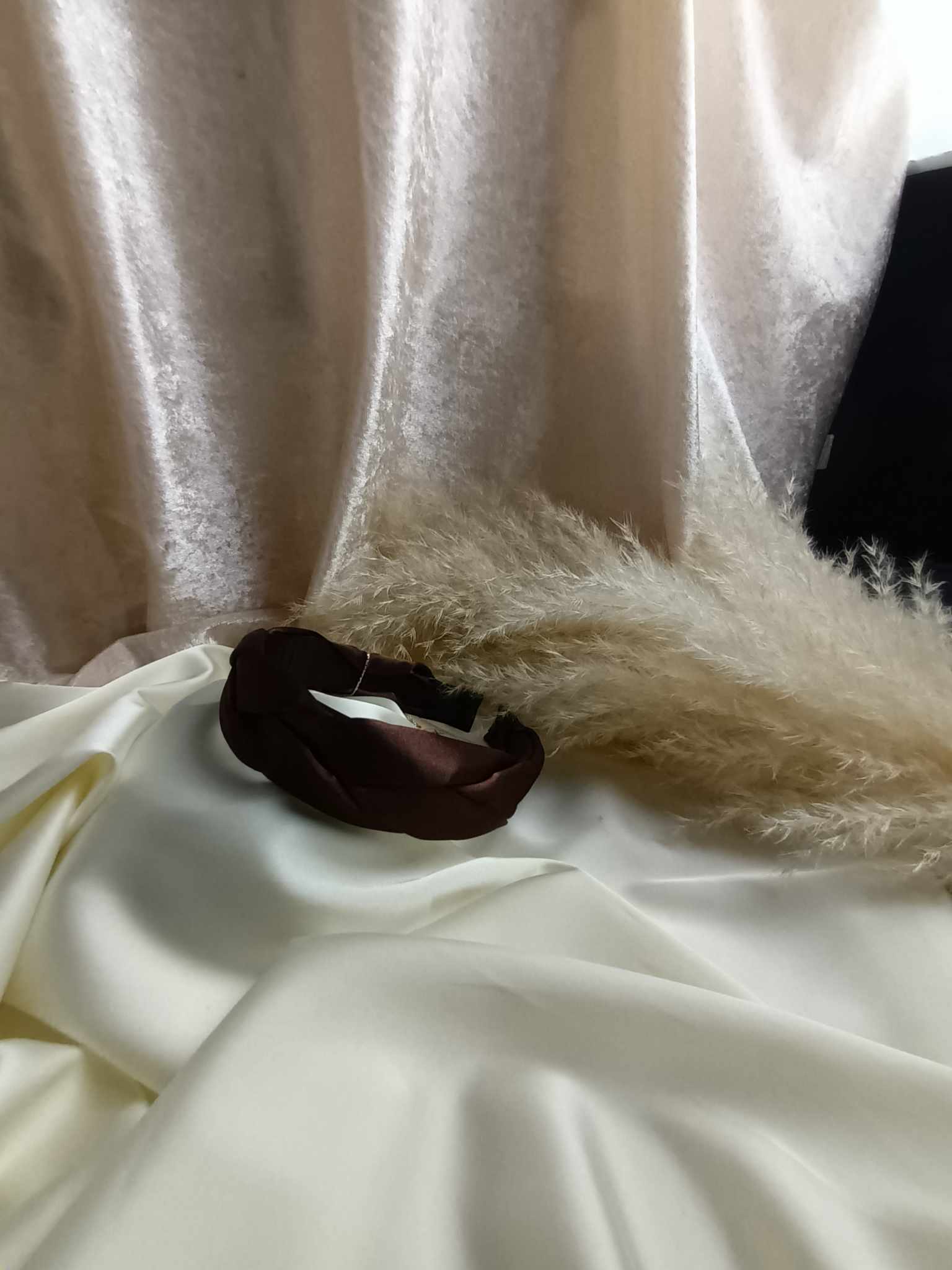 PLATUS PINTAS SATINO PLAUKŲ LANKELIS, pagrindas 3cm pločio šokolado