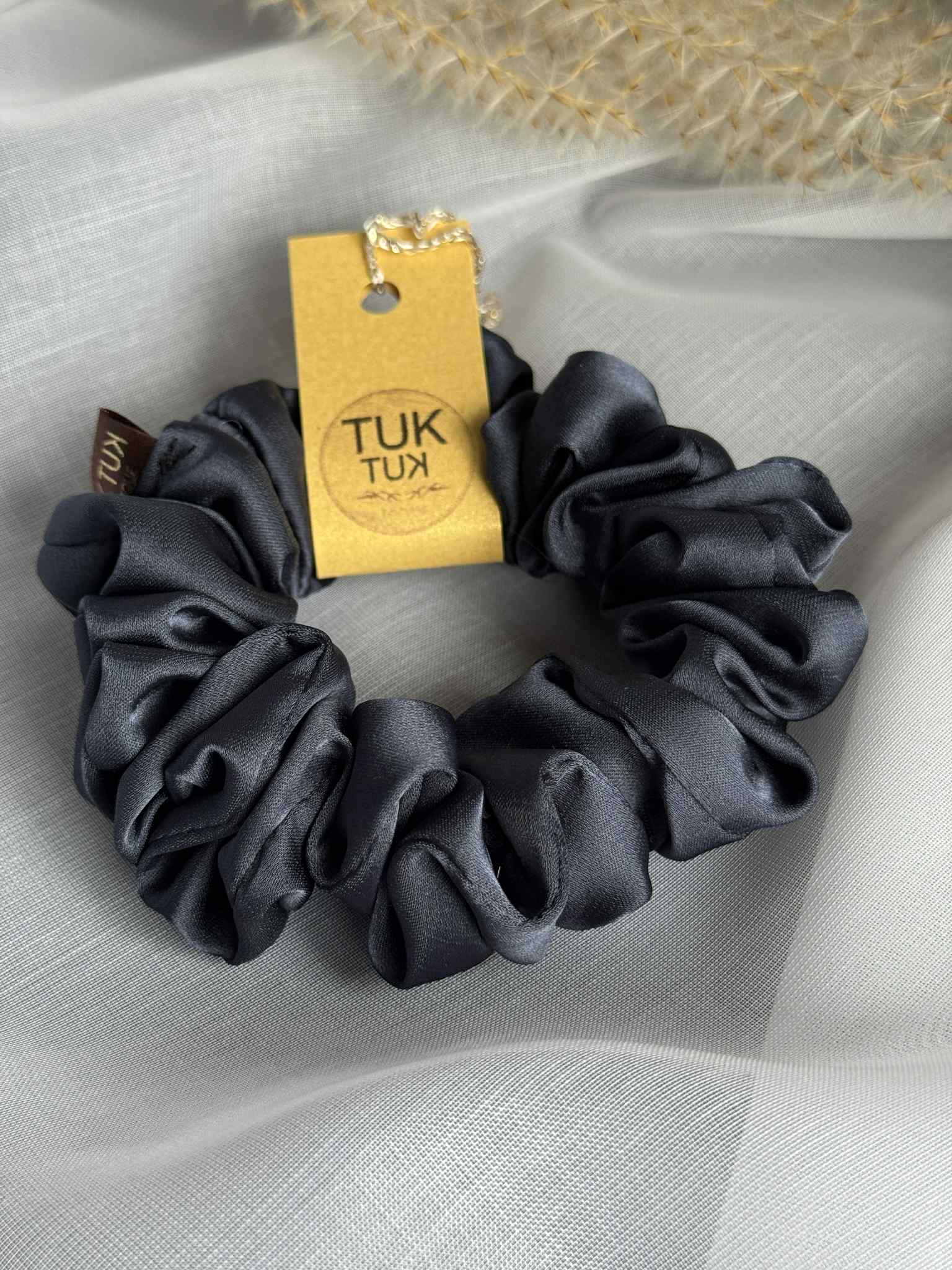ŠILKINĖ GUMYTĖ vidutinio dydžio tamsi jeans